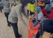 Polwan Ditlantas Polda Sultra Bagikan Snack dan Imbau Peserta May Day Jaga Ketertiban