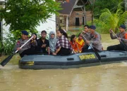 Brimob Polda Sultra Kerahkan 45 Personel SAR Evakuasi Korban Banjir di Sungai Wanggu Lepo-lepo