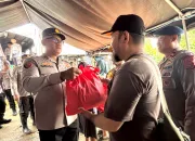 Wakapolda Sultra Salurkan 200 Paket Bantuan untuk Korban Banjir di Sungai Wanggu