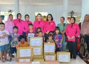 Bhayangkari Sultra Salurkan 150 Paket Bantuan Untuk Korban Banjir di Bantaran Kali Wanggu