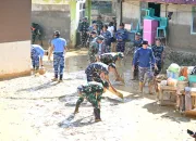Prajurit Lanud Haluoleo Tak Kenal Lelah Bantu Warga Bersihkan Sisa Banjir Kali Wanggu