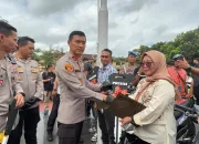 Bentuk Komitmen Melayani, Kapolda Sultra Serahkan Motor Hasil Curian Kepada Korban