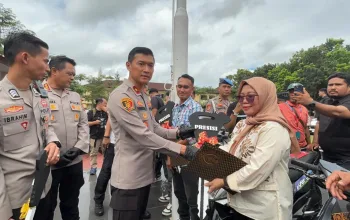 Bentuk Komitmen Melayani, Kapolda Sultra Serahkan Motor Hasil Curian Kepada Korban