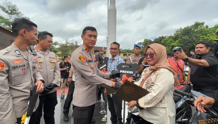 Bentuk Komitmen Melayani, Kapolda Sultra Serahkan Motor Hasil Curian Kepada Korban