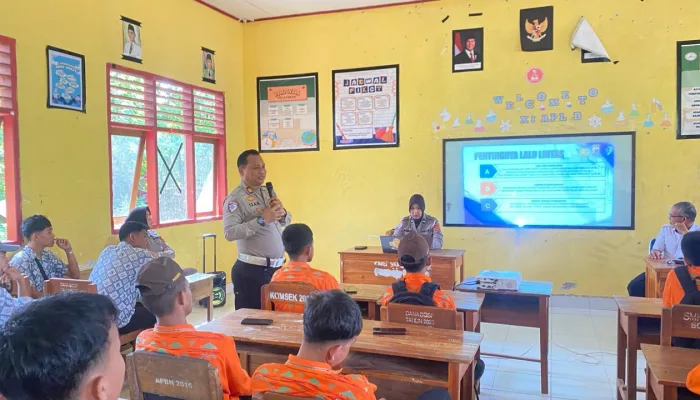 Police Go To School, Ditlantas Polda Sultra Edukasi Keselamatan Berlalu Lintas di SMKN 6 Kendari