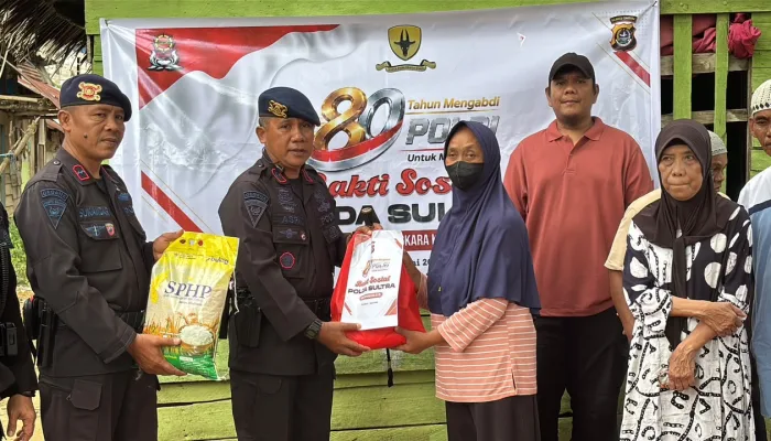 Detasemen Gegana Satbrimob Polda Sultra Salurkan Sembako untuk Warga Kampung Pemulung di Wundudopi
