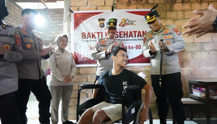 Wujud Kepedulian Polri di Hari Bhayangkara Ke 80, Polresta Kendari Berikan Bantuan Alkes Kepada Penyandang Disabilitas
