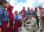 Pastikan Program Presiden Prabowo Menjangkau Wilayah Kepulauan, Wamendikdasmen Fajar Sapa Peserta MPLS Anak Suku Bajo di Wakatobi