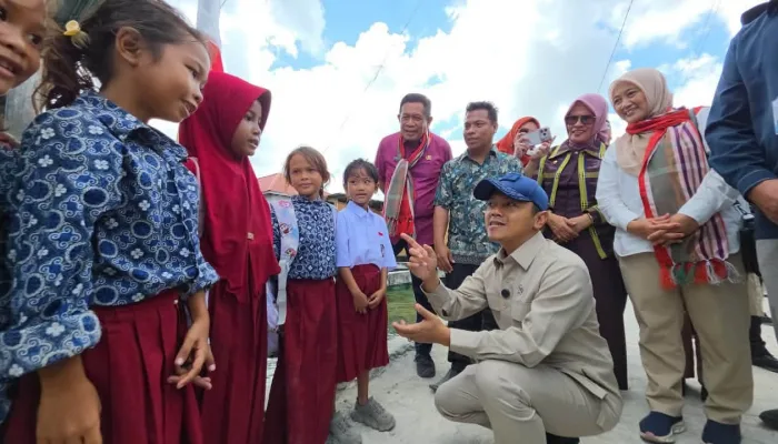 Pastikan Program Presiden Prabowo Menjangkau Wilayah Kepulauan, Wamendikdasmen Fajar Sapa Peserta MPLS Anak Suku Bajo di Wakatobi
