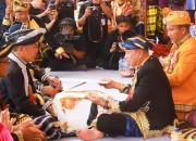 Gubernur Sultra Dianugerahi Gelar Adat Muna Sangia Mondono Wite Bhalano pada Silaturahmi Akbar KKMM Sultra 9 FB IMG 1784474400053