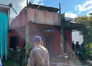 Satbrimob Polda Sultra Kerahkan AWC Bantu Padamkan Kebakaran Rumah Warga di Ranomeeto