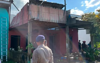 Satbrimob Polda Sultra Kerahkan AWC Bantu Padamkan Kebakaran Rumah Warga di Ranomeeto