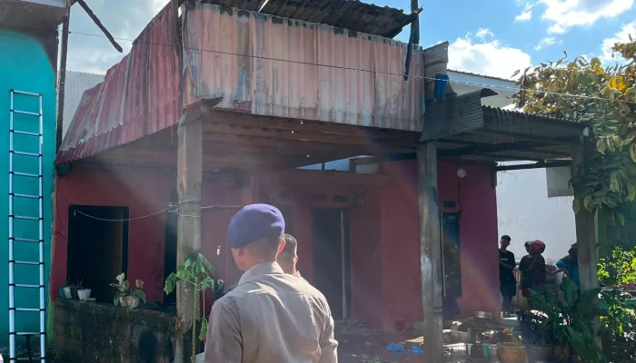 Satbrimob Polda Sultra Kerahkan AWC Bantu Padamkan Kebakaran Rumah Warga di Ranomeeto