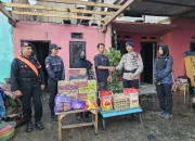 Satbrimob Polda Sultra Salurkan Bantuan Sosial untuk Korban Kebakaran di BTN Kumala Residence Konsel