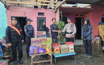Satbrimob Polda Sultra Salurkan Bantuan Sosial untuk Korban Kebakaran di BTN Kumala Residence Konsel