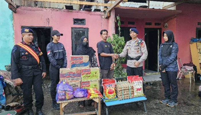 Satbrimob Polda Sultra Salurkan Bantuan Sosial untuk Korban Kebakaran di BTN Kumala Residence Konsel