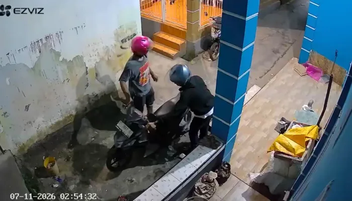 Aksi Dua Maling Motor di Kendari Barat Terekam CCTV