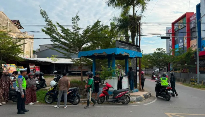 Satlantas Polres Kolaka Intensifkan Penindakan Pelanggaran Kasat Mata, Fokus Helm SNI dan Knalpot Brong