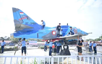 Sambut Hari Bakti ke-79 TNI AU, Lanud Haluoleo Bersihkan Monumen Pesawat Tempur A-4 Skyhawk di Kendari 4 IMG 20260724 WA0017