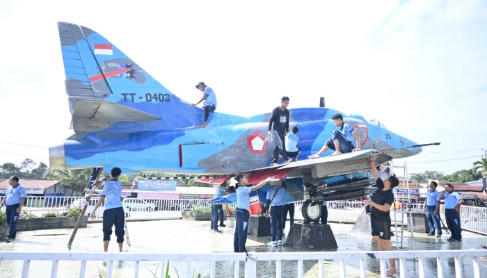 Sambut Hari Bakti ke-79 TNI AU, Lanud Haluoleo Bersihkan Monumen Pesawat Tempur A-4 Skyhawk di Kendari