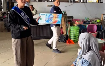 BI Sultra Edukasi Pedagang dan Masyarakat Pasar Wua-Wua Kenali Keaslian Rupiah 4 IMG 20260724 WA0019
